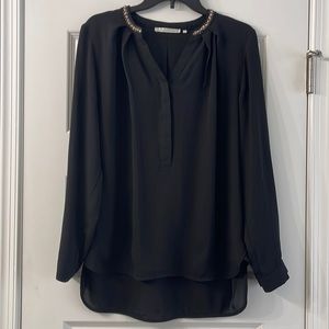 Asymmetrical blouse, with longer back, long sleeves.